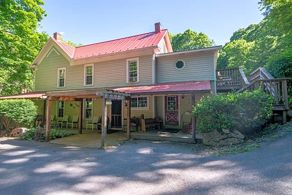 Moore House Inn & Cabins