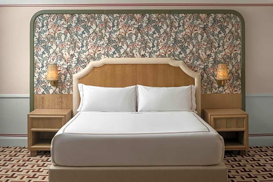 The Stoneleigh, Autograph Collection