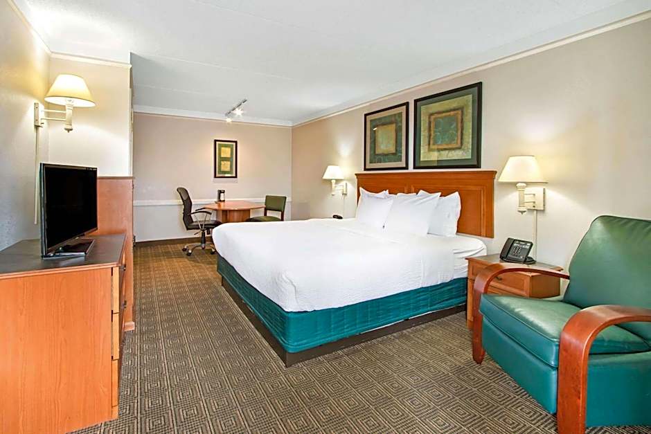 La Quinta Inn & Suites by Wyndham Albuquerque Airport