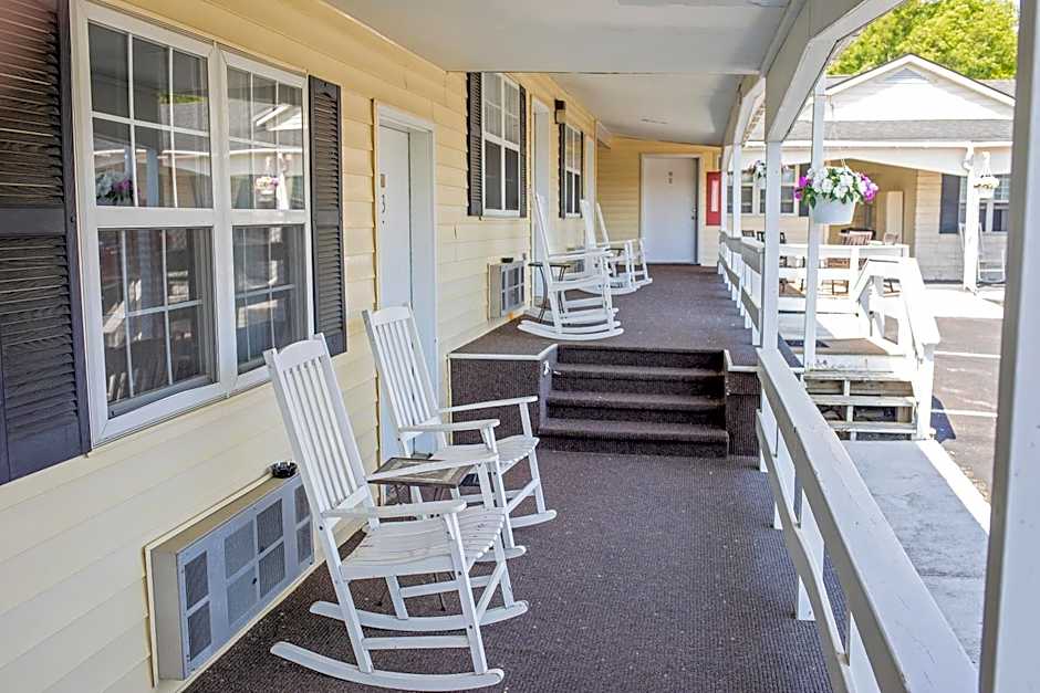 Longhouse Lodge Motel