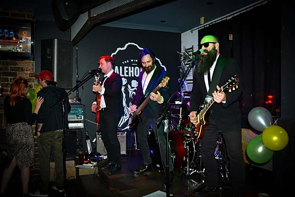 Pint On Punt Backpackers