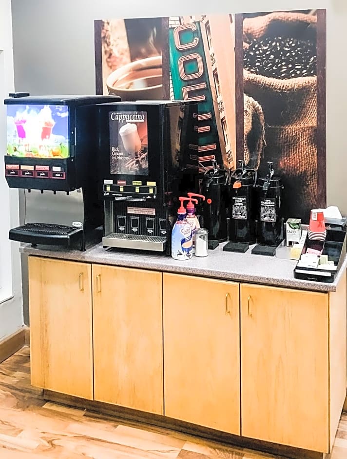 Econo Lodge Inn & Suites
