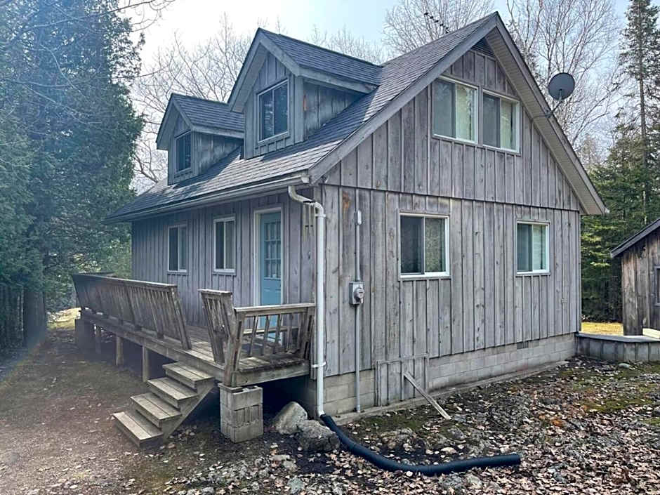 Rustic cabin w Games near Lake & National Park