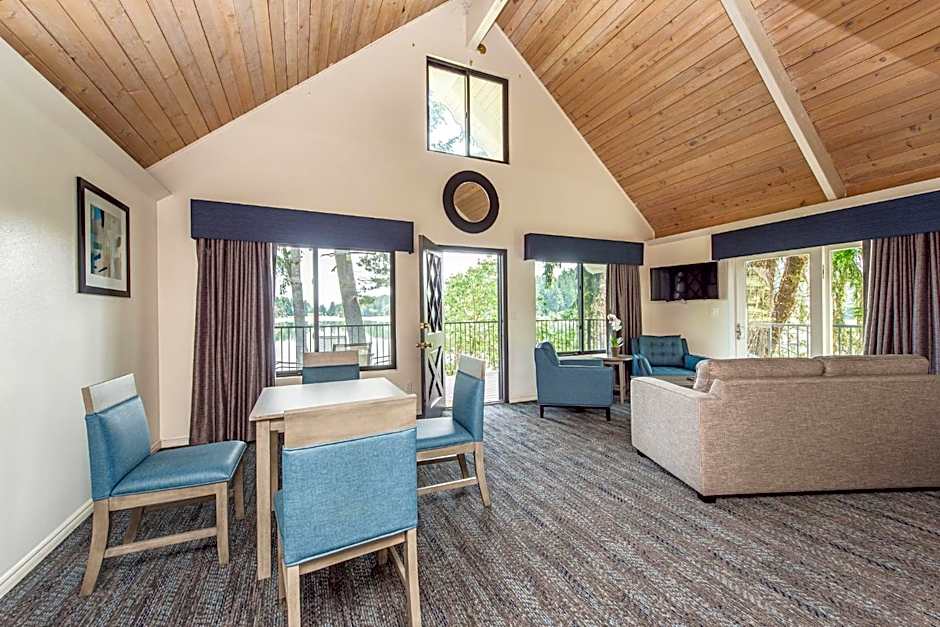 Oyster Bay Inn & Suites