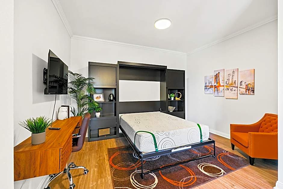 Beverly Hills 2 bed 2 bath Penthouse with Den and Parking 414