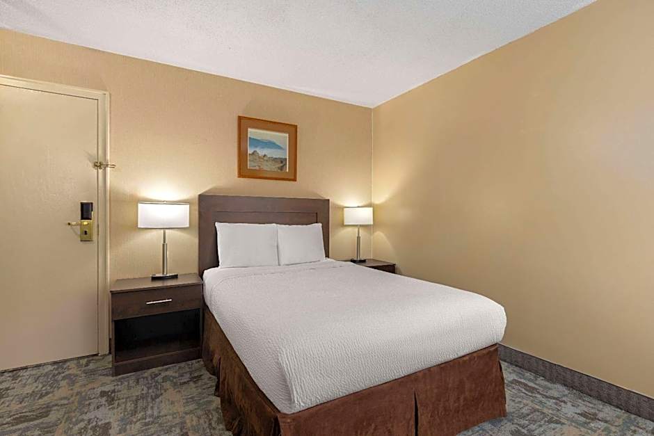 Travelodge by Wyndham Thunder Bay ON