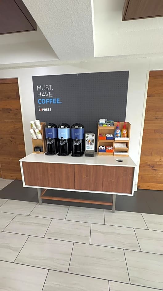 Holiday Inn Express Hotel & Suites Marina By IHG