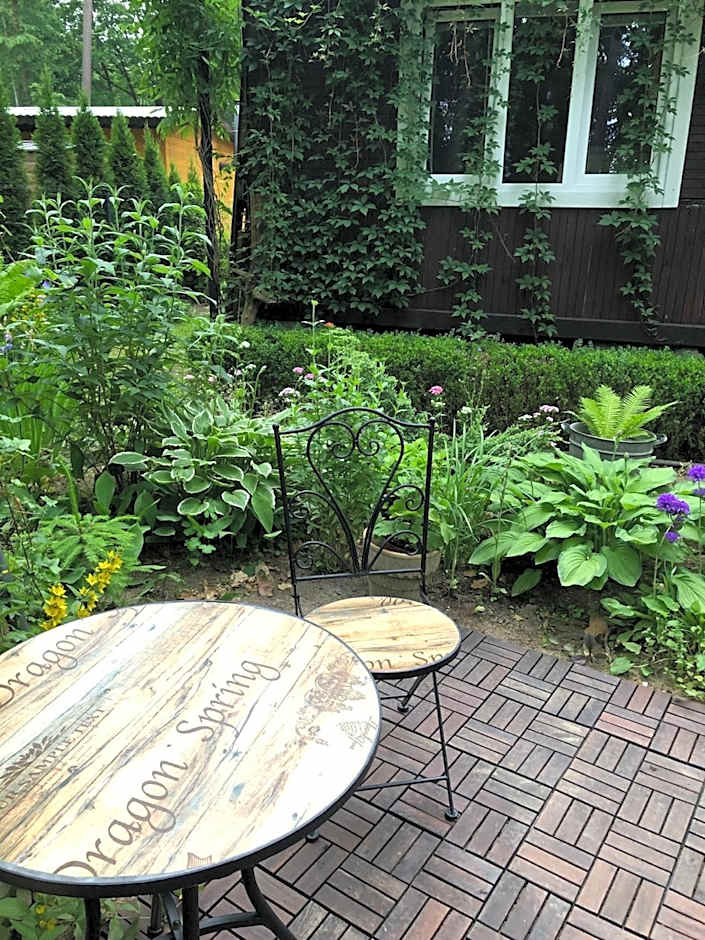 Letnisko SYMSAR 6, Drewniany domek letniskowy z ogrodem