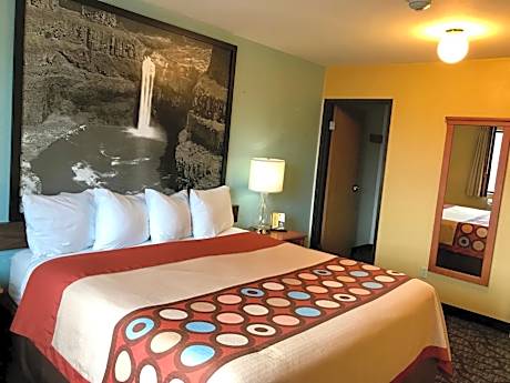 One-Bedroom King Suite - Non-Smoking