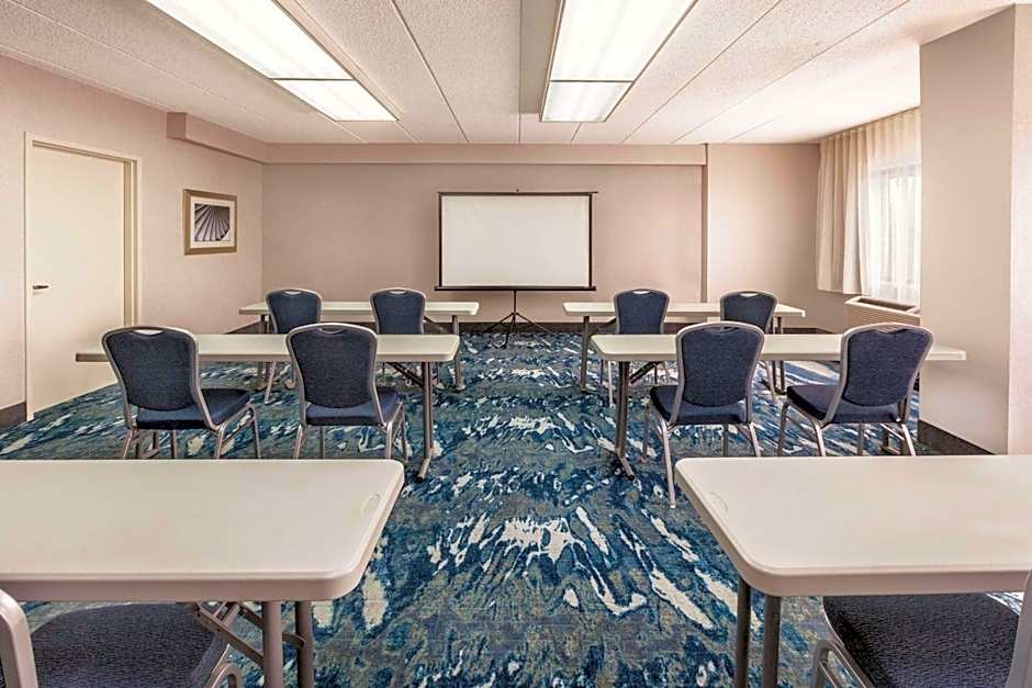 La Quinta Inn & Suites by Wyndham Philadelphia Airport