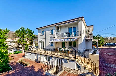 Seaside Guesthouse by JR City Apartments