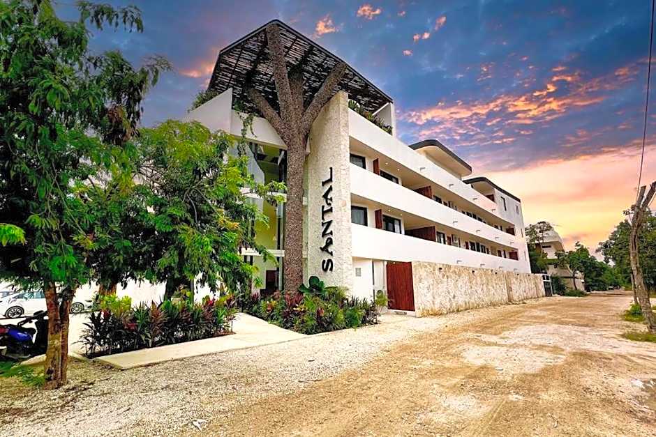 Spacious Penthouse with pool