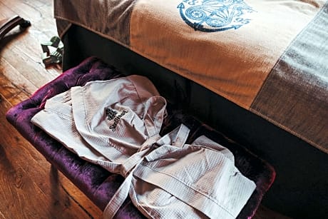 1 KING BED,NSMK,JRSTE,DESK,SOFA,FLATV,WIFI,FULL BREAKFAST