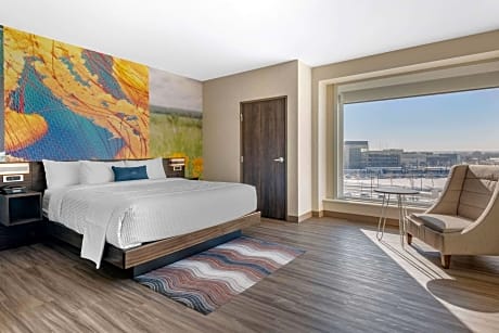 1 King Bed, Suite, Nonsmoking