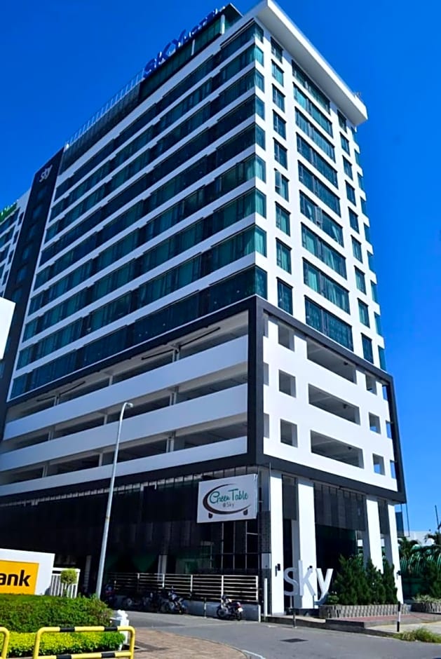 Sky Suite Top floor with Rooftop Pool & Gym