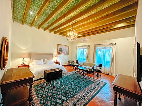 Deluxe King Suite