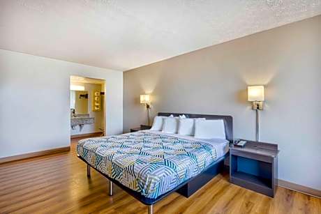 King Room with Roll-in Shower - Disability Access - Non-Smoking