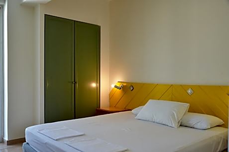 One-Bedroom Apartment with Sea View (3 Adults)