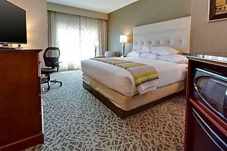 Deluxe King Room - Hearing Accessible, Shower