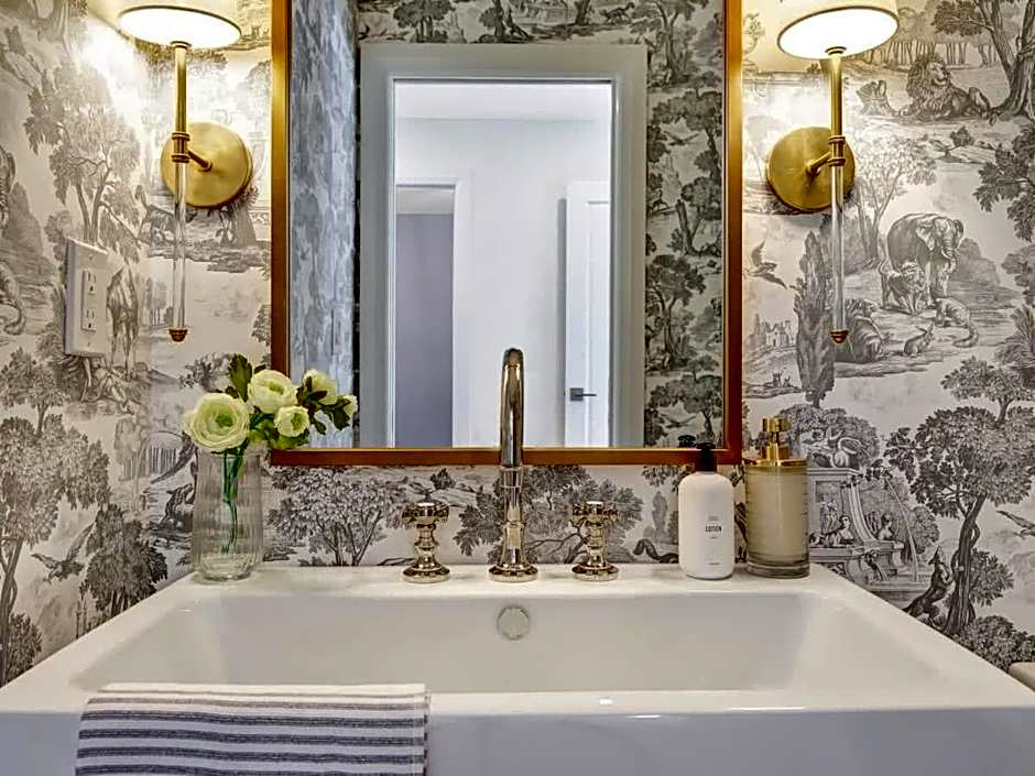 Gorgeous private retreat with hot tub