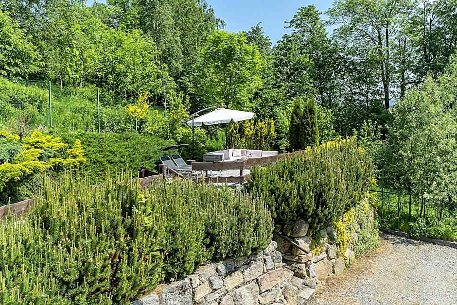 Nefryt - lodówka i czajnik w pokoju, dwa aneksy kuchenne ogólnodostępne, duży parking