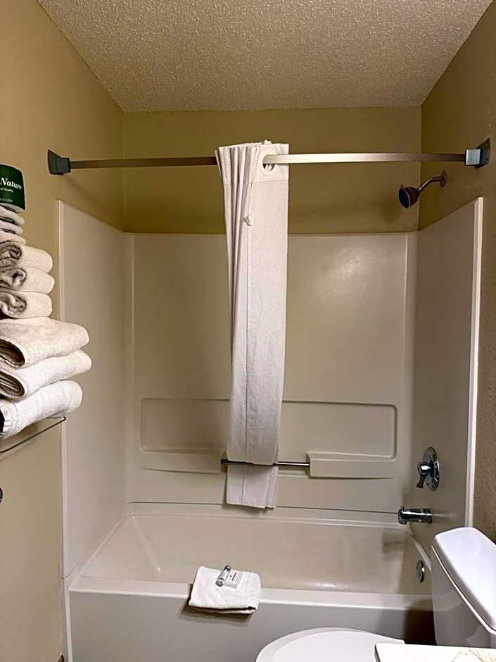 Cassville Four Seasons Inn & Suites