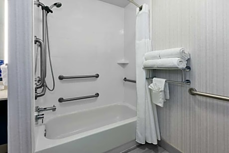 2 Queen Mobility/Hearing Accessible W/Bathtub