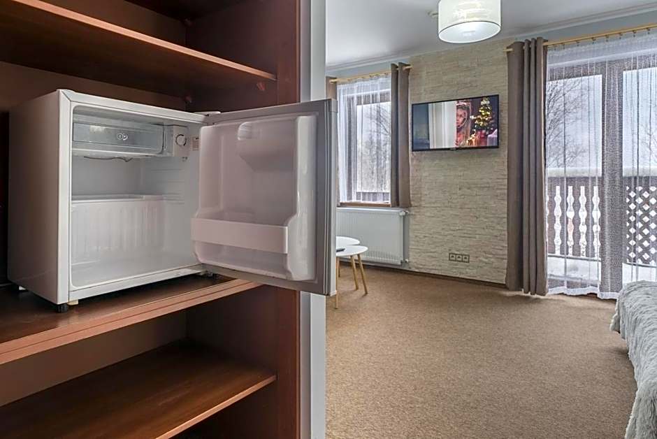 Nefryt - lodówka i czajnik w pokoju, dwa aneksy kuchenne ogólnodostępne, duży parking