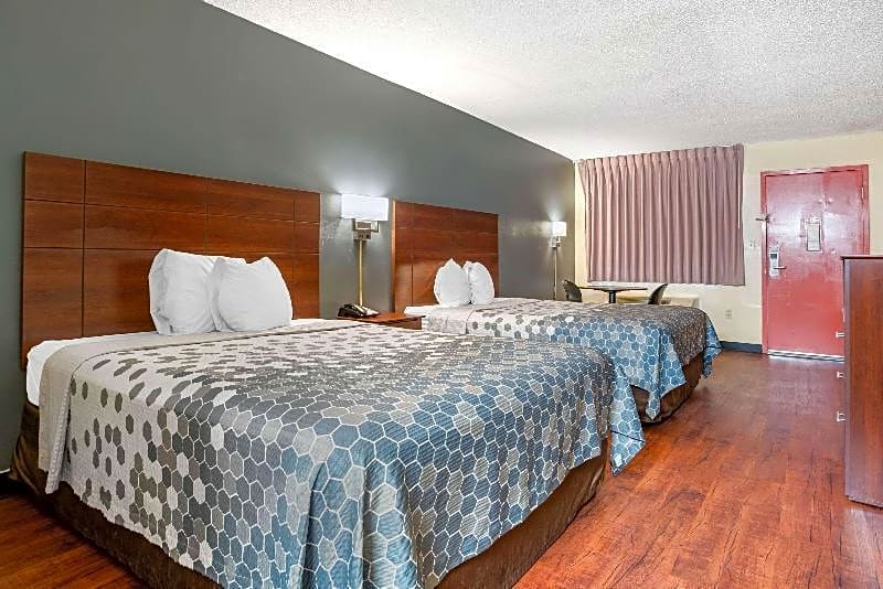 Econo Lodge Inn & Suites Forest