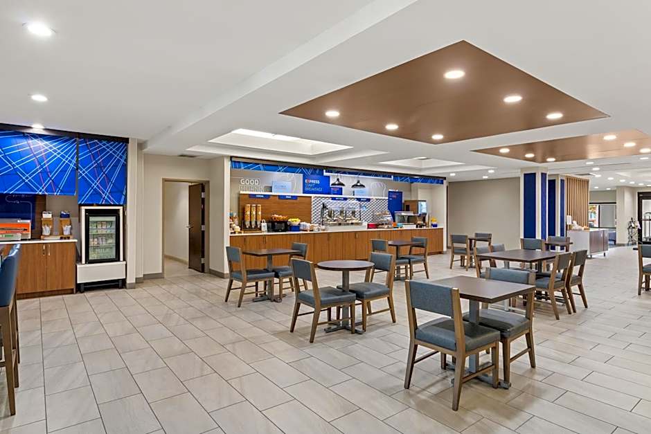 Holiday Inn Express & Suites Fairmont By IHG