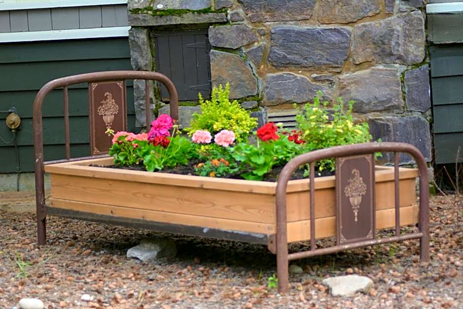 Johnston Canyon Lodge & Bungalows