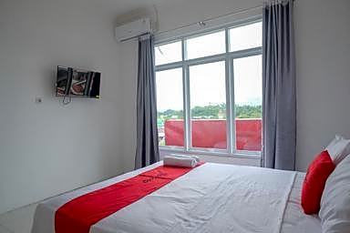 RedDoorz near De La Salle Manado