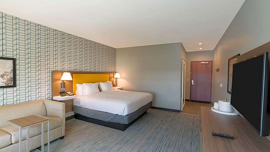Hampton Inn By Hilton Riverside Downtown
