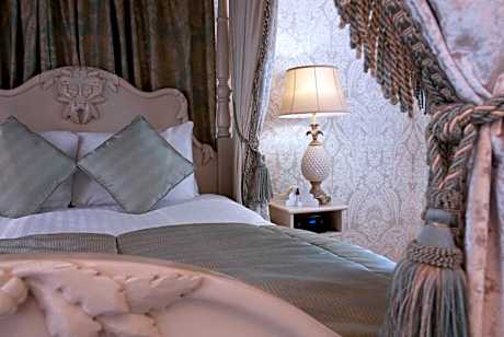 Suite with King Bed - Non-Smoking