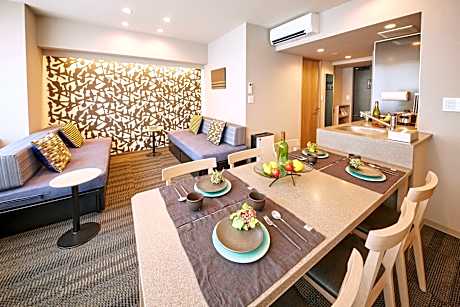 Grand Family Room with Washing Machine