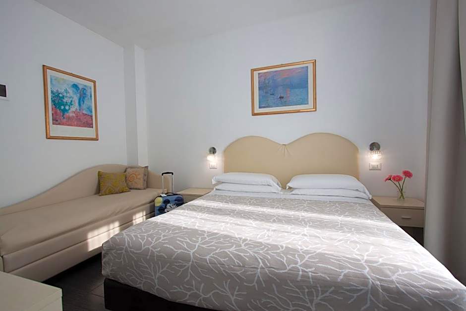 MoMo Seaview Hotel
