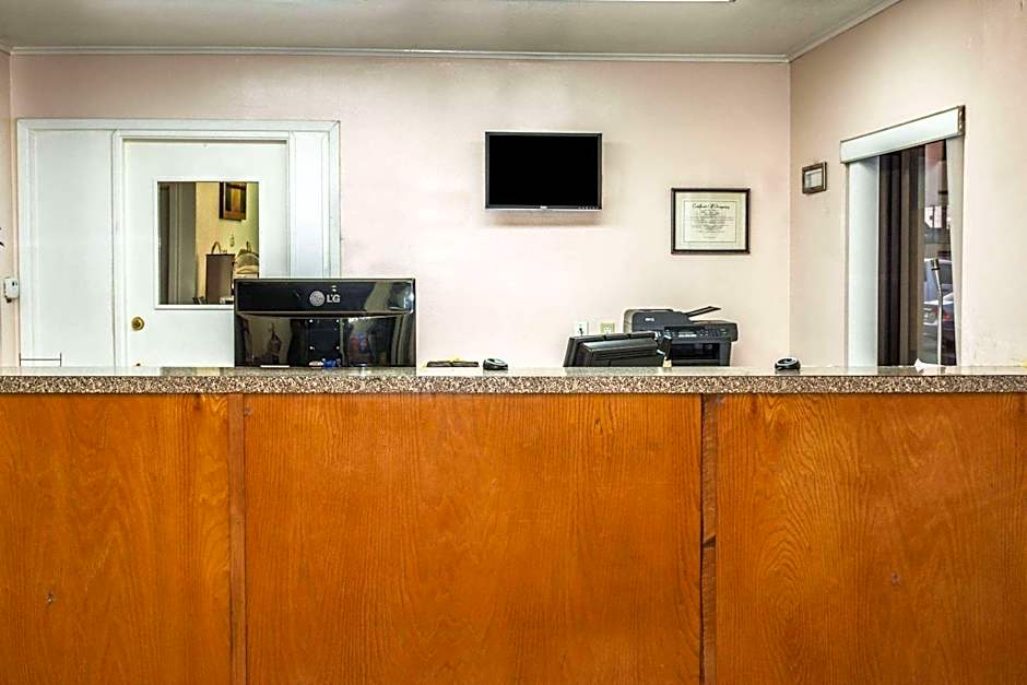 Super 8 by Wyndham San Marcos