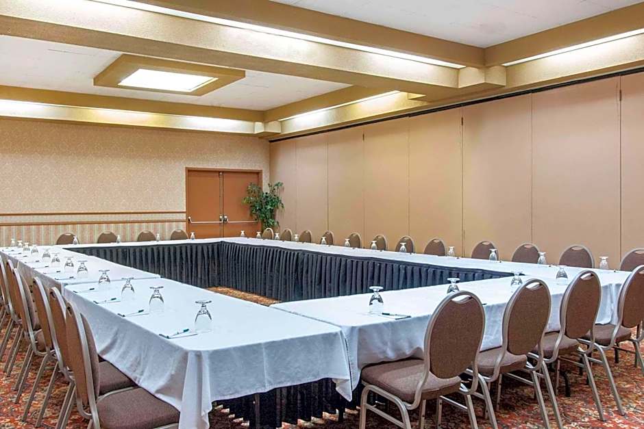 Quality Hotel & Suites Gander