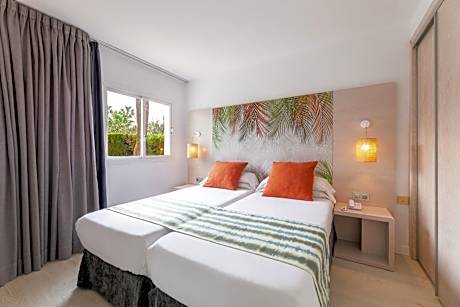 One-Bedroom Apartment with Balcony