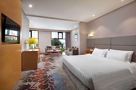 Deluxe King Suite - Non-Smoking