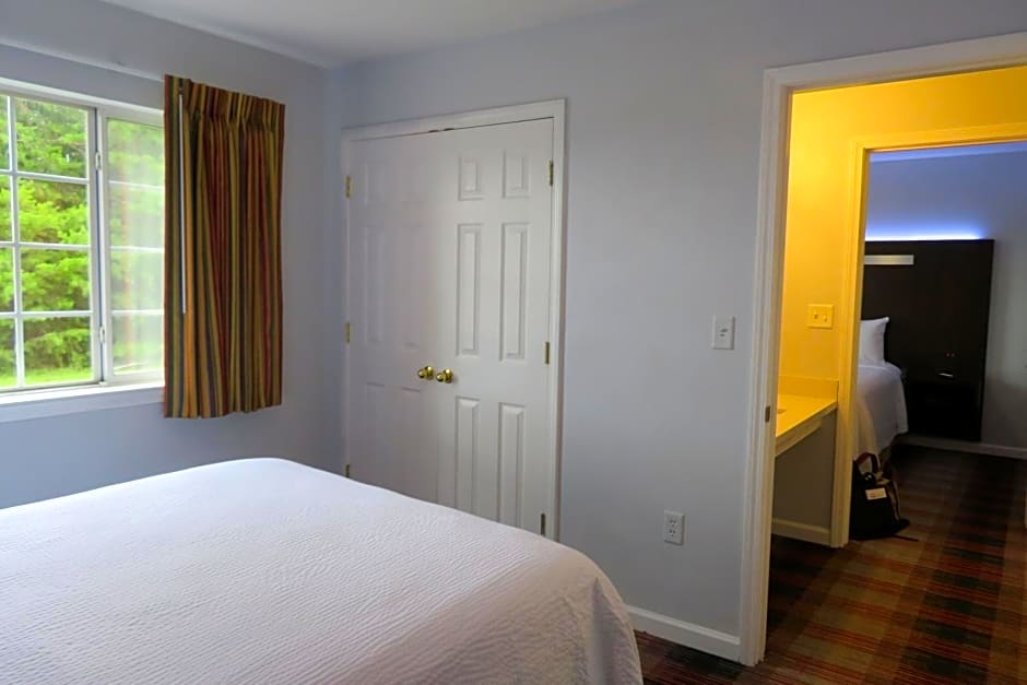 Luxbury Inn & Suites