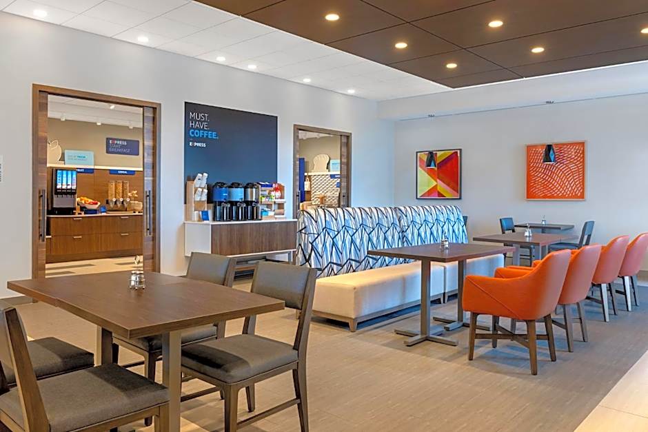 Holiday Inn Express And Suites St.Thomas. By IHG