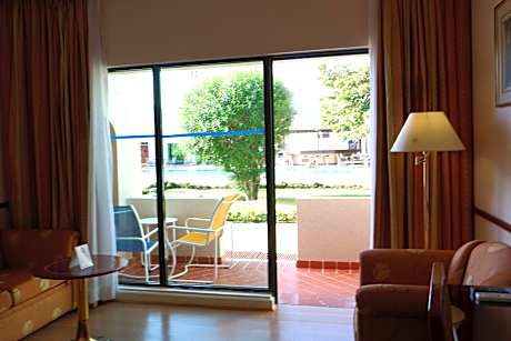 Standard Room - 1 King Bed 1 Sofa Bed Pool View 31SQM Free WiFi