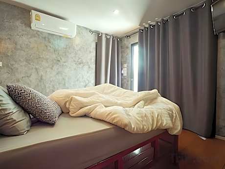 Queen Bed with Garden View