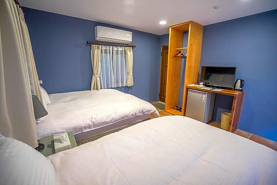 Yue Lake Backpackers