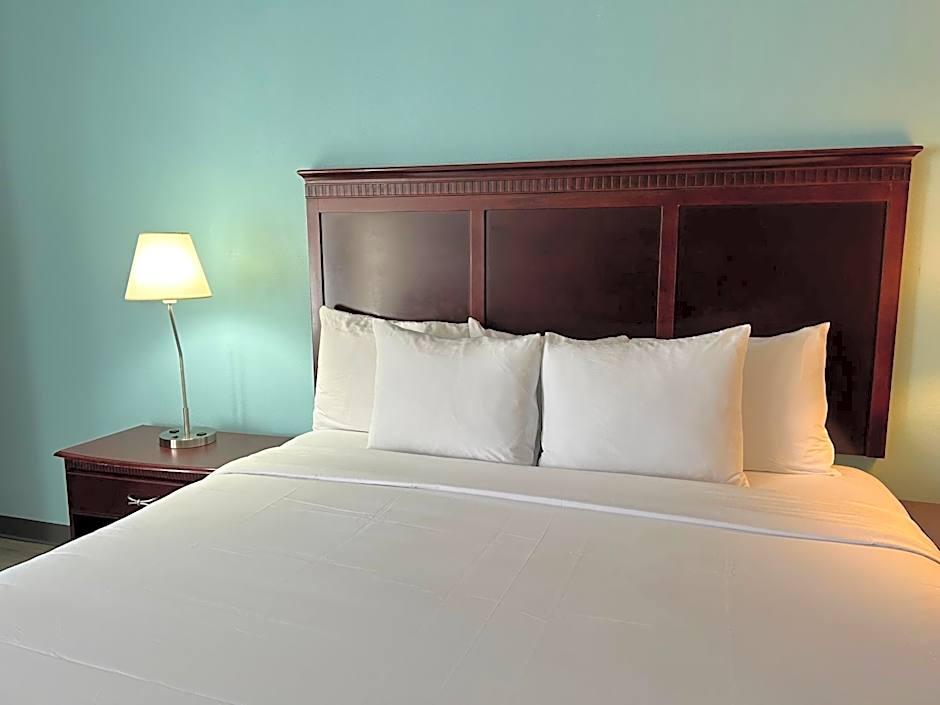 Clarion Inn & Suites Grand Rapids Airport