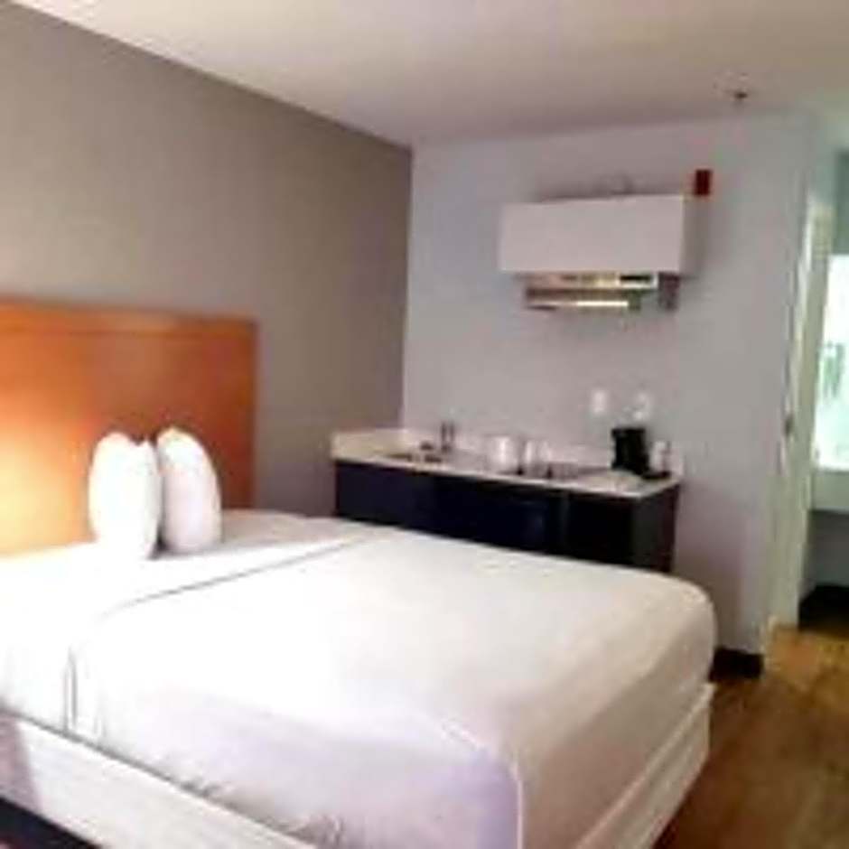 Studio 6 Savannah, GA- Gateway & I-95