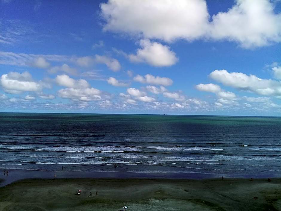 Prédio com piscina na cobertura frente ao mar, apartamento para até 6 pessoas e 3 crianças até 8 anos, churrasqueira na sacada, Wi-Fi grátis, NÃO oferecemos roupas de cama e banho, 1 vaga de garagem, na Praia Grande-Vila Mirim