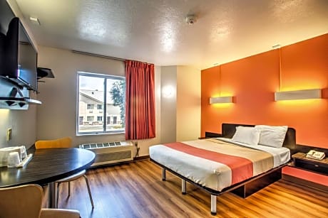 Deluxe Queen Suite - Non-Smoking