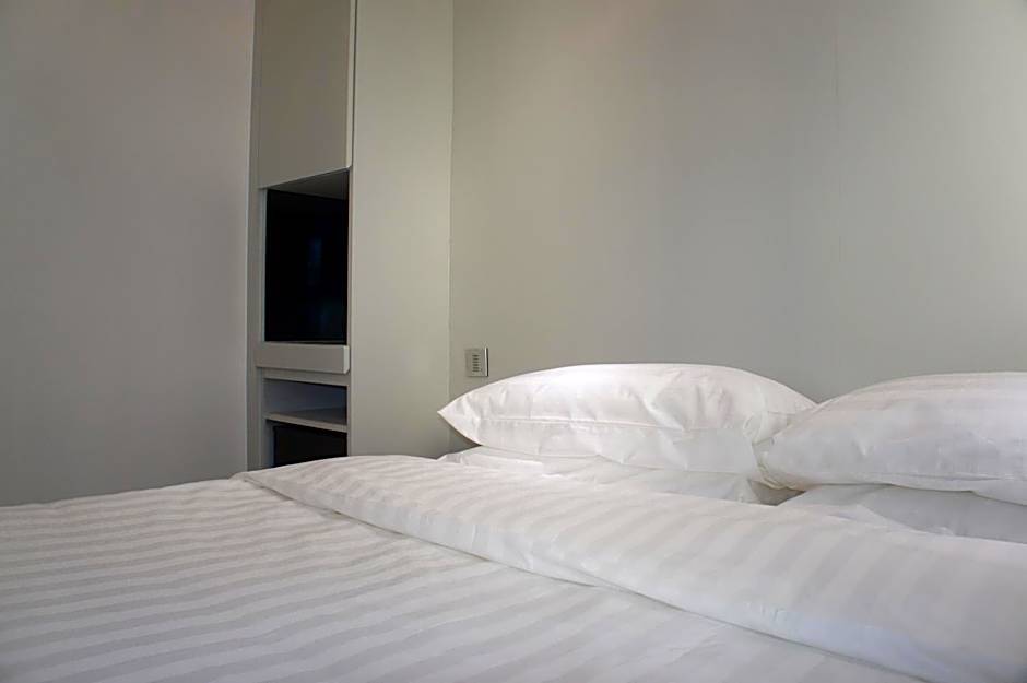 Photo 1 of 5 of Superior 1 Queen Bed